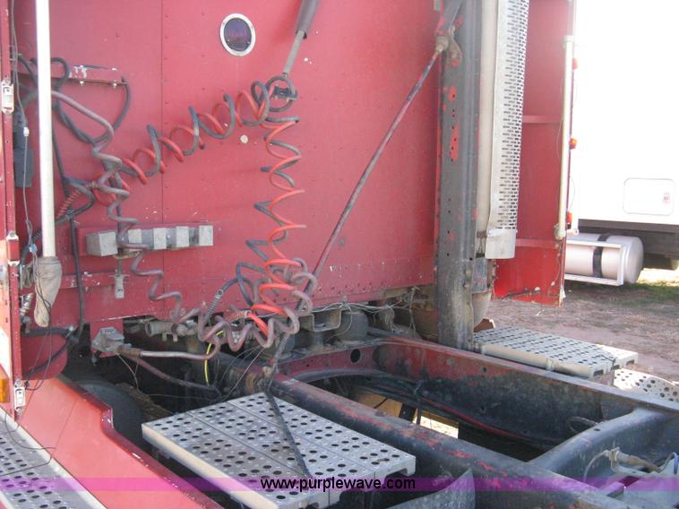 image for item B8256 1996 Freightliner FLD120 semi truck