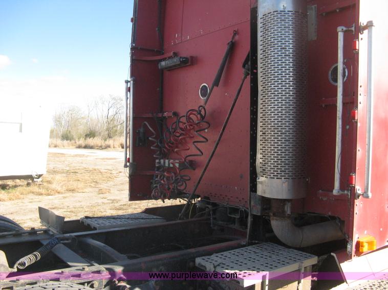 image for item B8256 1996 Freightliner FLD120 semi truck