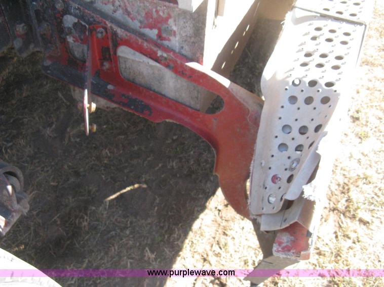 image for item B8256 1996 Freightliner FLD120 semi truck