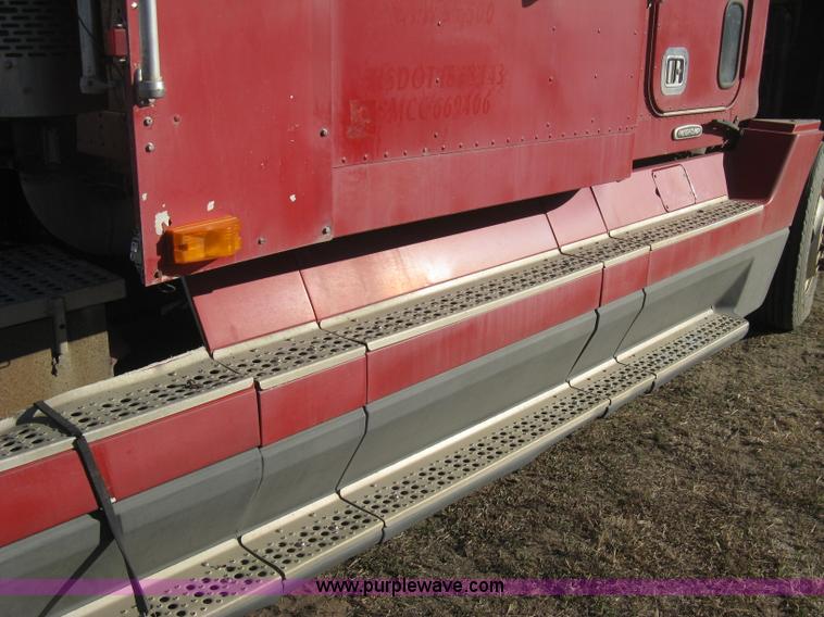 image for item B8256 1996 Freightliner FLD120 semi truck