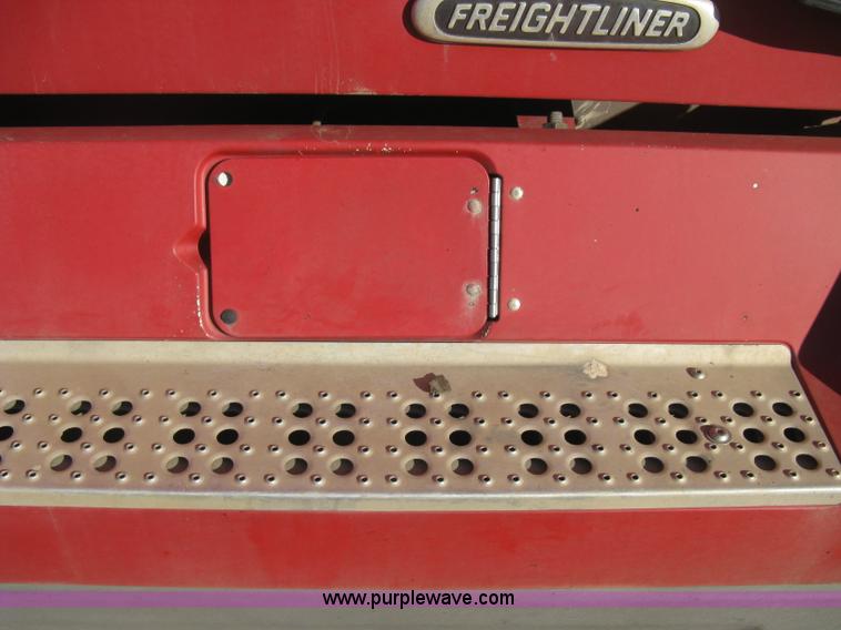 image for item B8256 1996 Freightliner FLD120 semi truck