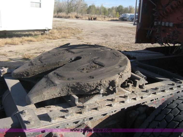 image for item B8256 1996 Freightliner FLD120 semi truck