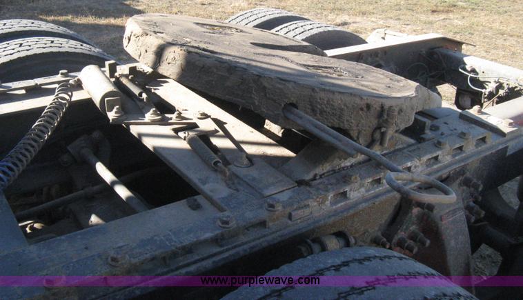 image for item B8256 1996 Freightliner FLD120 semi truck