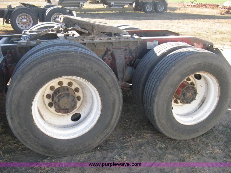 image for item B8256 1996 Freightliner FLD120 semi truck