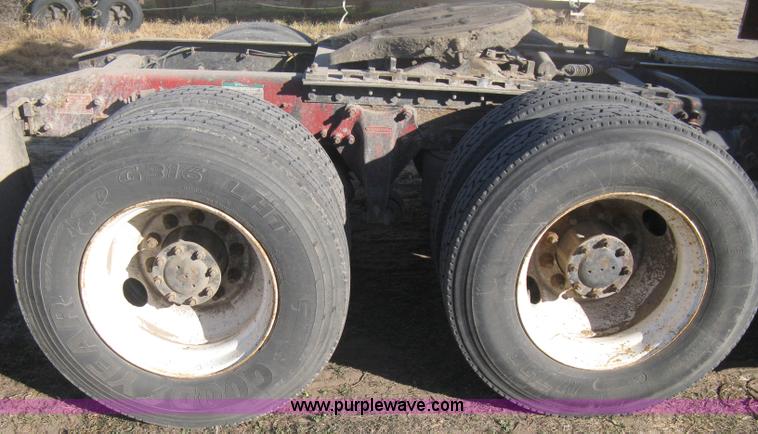 image for item B8256 1996 Freightliner FLD120 semi truck