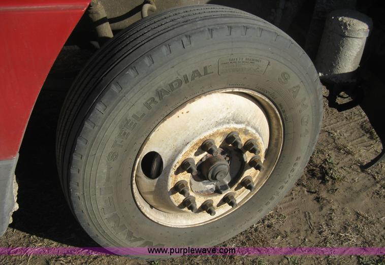 image for item B8256 1996 Freightliner FLD120 semi truck