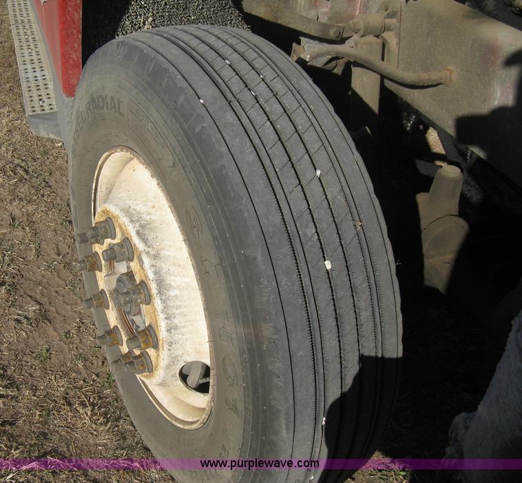 image for item B8256 1996 Freightliner FLD120 semi truck