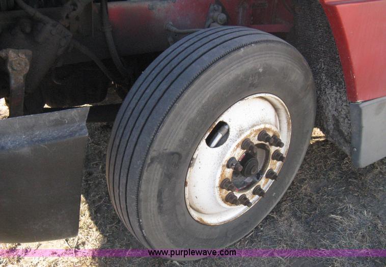 image for item B8256 1996 Freightliner FLD120 semi truck