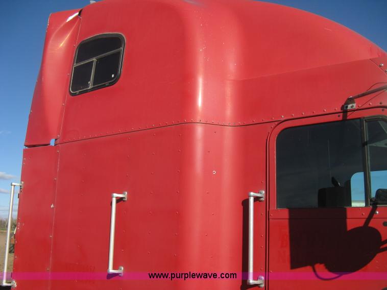 image for item B8256 1996 Freightliner FLD120 semi truck