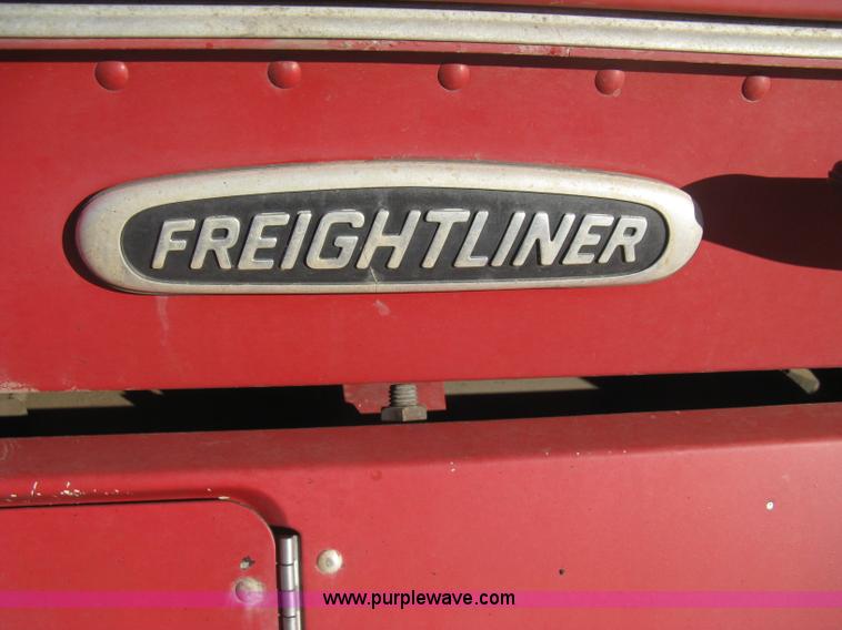 image for item B8256 1996 Freightliner FLD120 semi truck