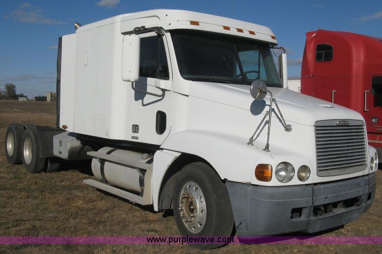 image for item B8257 2000 Freightliner Century Class semi truck
