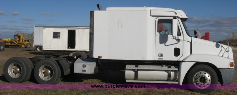 image for item B8257 2000 Freightliner Century Class semi truck