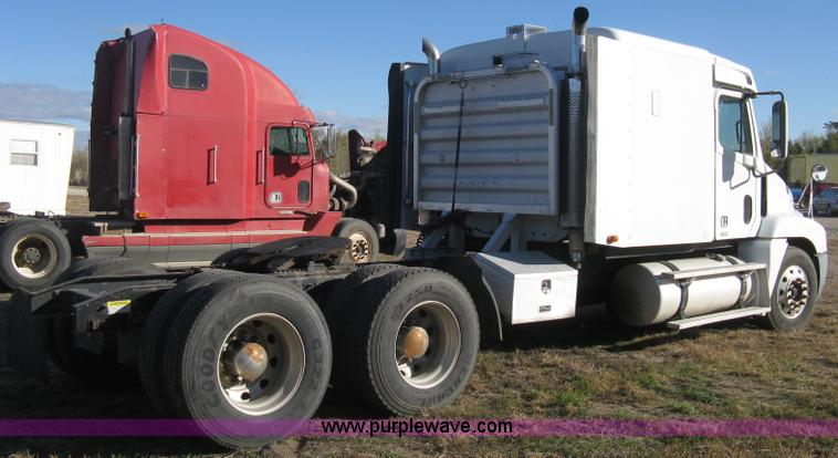 image for item B8257 2000 Freightliner Century Class semi truck