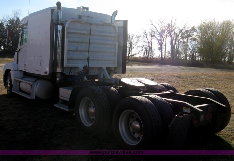 image for item B8257 2000 Freightliner Century Class semi truck