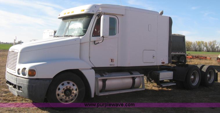 image for item B8257 2000 Freightliner Century Class semi truck