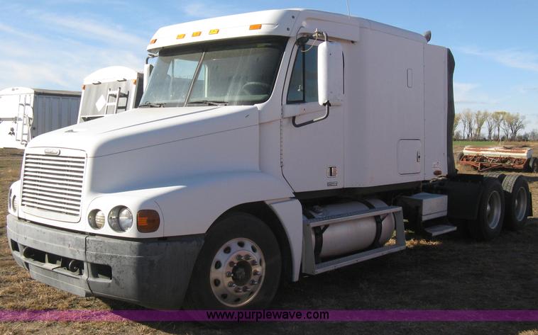 image for item B8257 2000 Freightliner Century Class semi truck