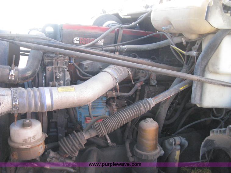 image for item B8257 2000 Freightliner Century Class semi truck