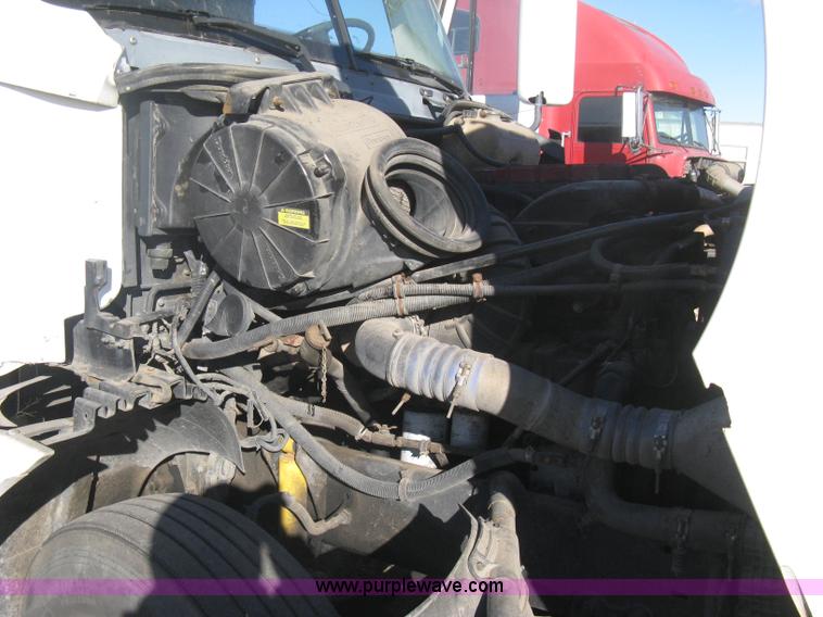 image for item B8257 2000 Freightliner Century Class semi truck