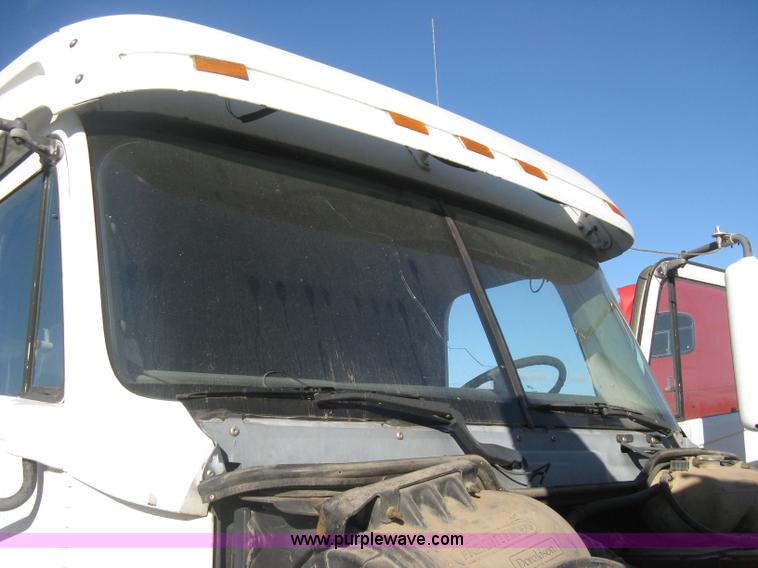 image for item B8257 2000 Freightliner Century Class semi truck