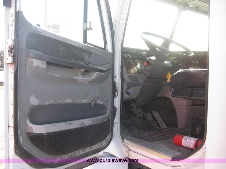 image for item B8257 2000 Freightliner Century Class semi truck