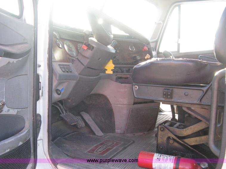 image for item B8257 2000 Freightliner Century Class semi truck