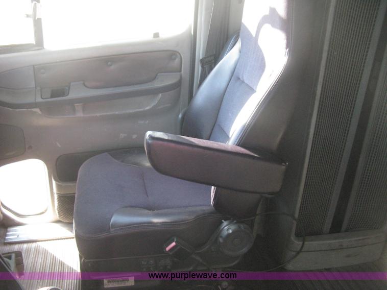 image for item B8257 2000 Freightliner Century Class semi truck