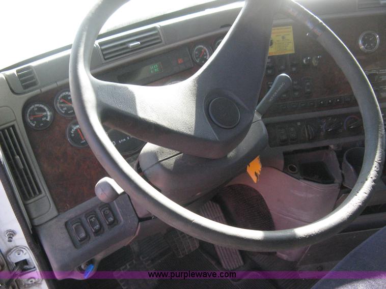 image for item B8257 2000 Freightliner Century Class semi truck