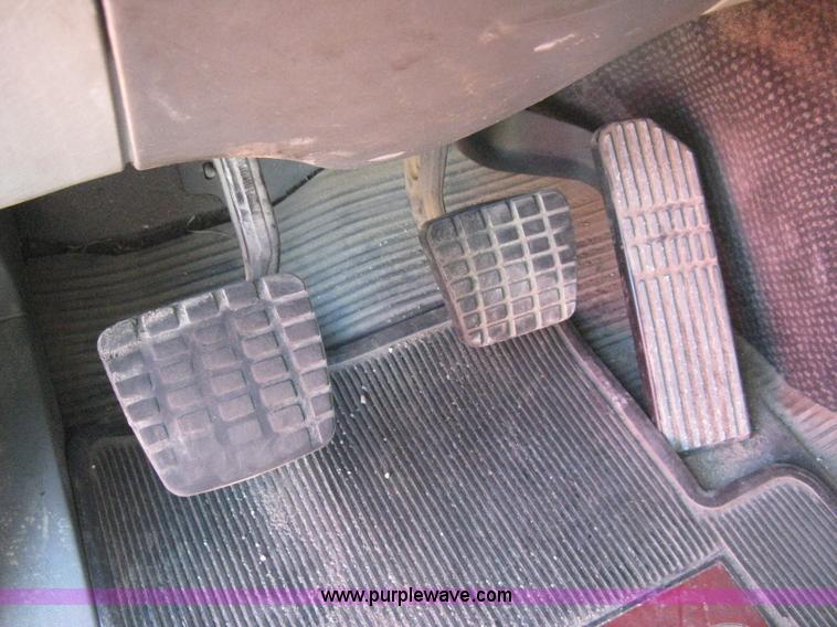 image for item B8257 2000 Freightliner Century Class semi truck