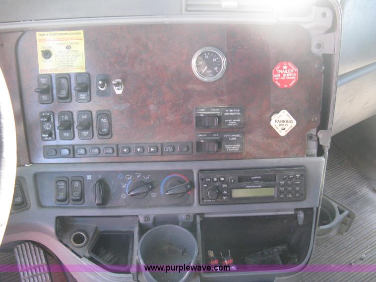 image for item B8257 2000 Freightliner Century Class semi truck