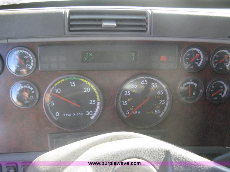 image for item B8257 2000 Freightliner Century Class semi truck