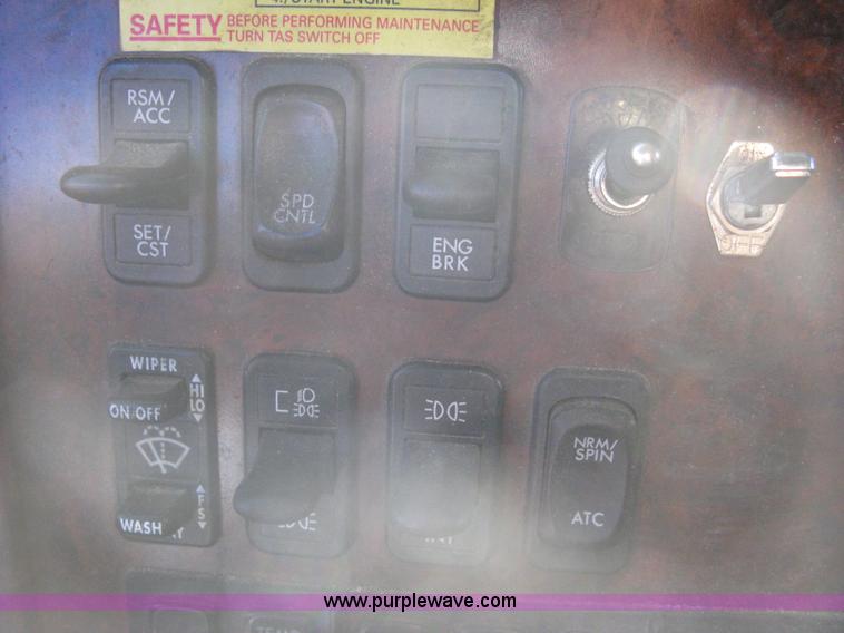 image for item B8257 2000 Freightliner Century Class semi truck