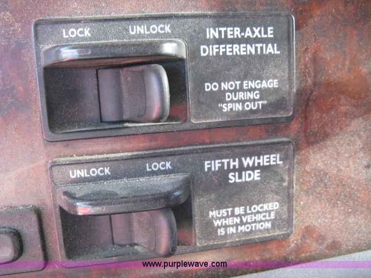 image for item B8257 2000 Freightliner Century Class semi truck