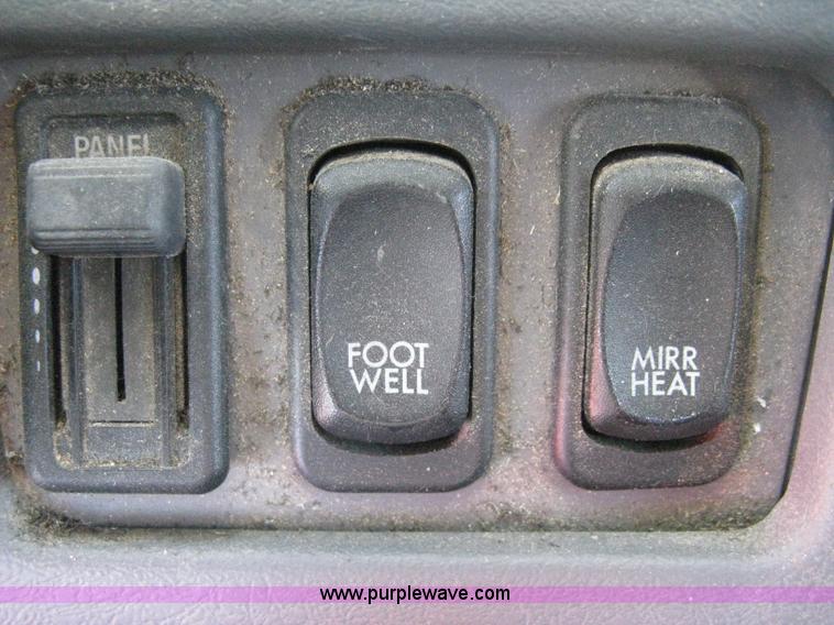 image for item B8257 2000 Freightliner Century Class semi truck