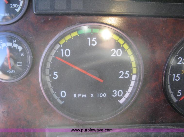 image for item B8257 2000 Freightliner Century Class semi truck