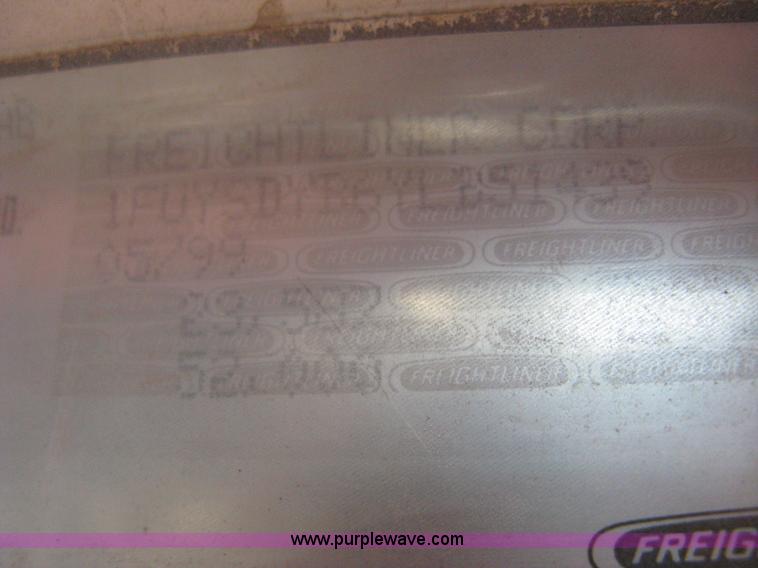 image for item B8257 2000 Freightliner Century Class semi truck