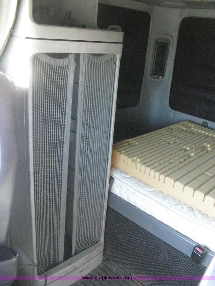 image for item B8257 2000 Freightliner Century Class semi truck