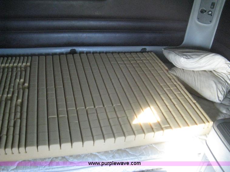 image for item B8257 2000 Freightliner Century Class semi truck