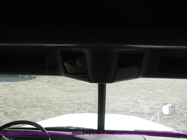 image for item B8257 2000 Freightliner Century Class semi truck