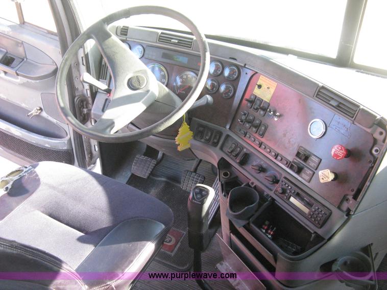 image for item B8257 2000 Freightliner Century Class semi truck