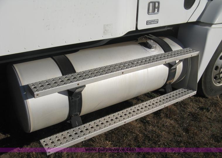 image for item B8257 2000 Freightliner Century Class semi truck