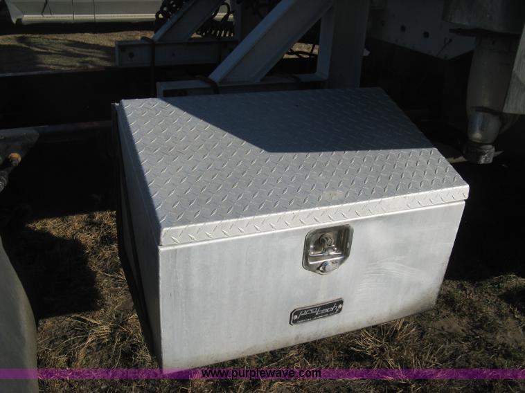 image for item B8257 2000 Freightliner Century Class semi truck