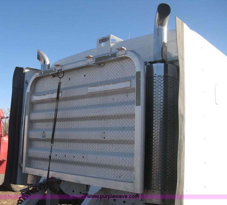 image for item B8257 2000 Freightliner Century Class semi truck