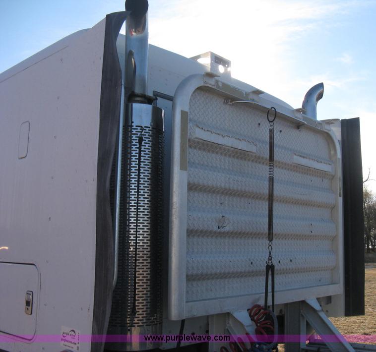 image for item B8257 2000 Freightliner Century Class semi truck