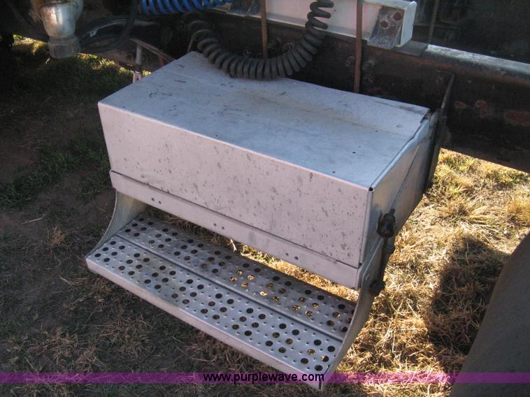 image for item B8257 2000 Freightliner Century Class semi truck