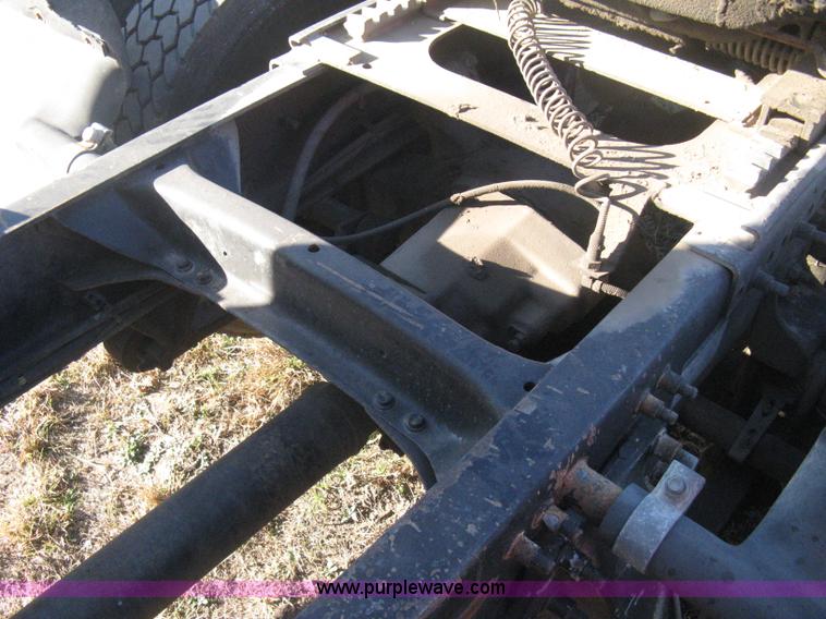 image for item B8257 2000 Freightliner Century Class semi truck