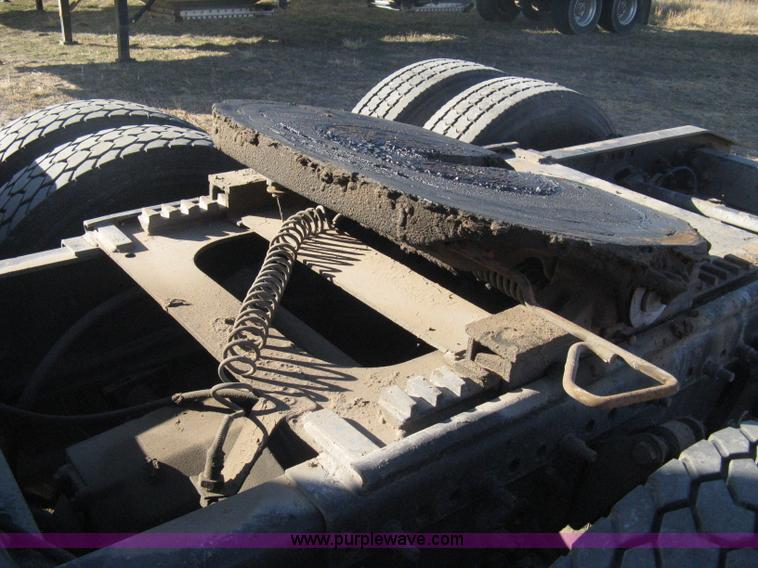 image for item B8257 2000 Freightliner Century Class semi truck