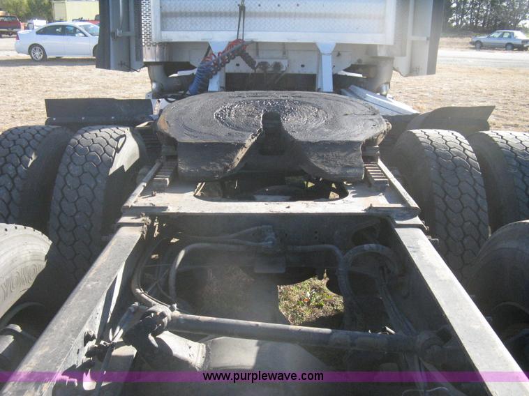 image for item B8257 2000 Freightliner Century Class semi truck