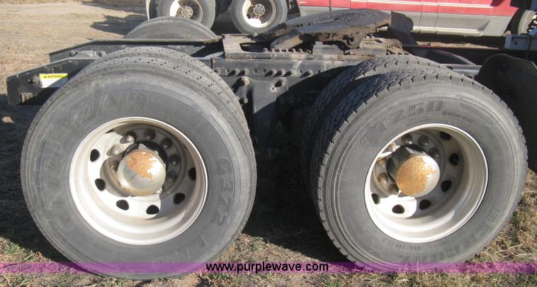 image for item B8257 2000 Freightliner Century Class semi truck