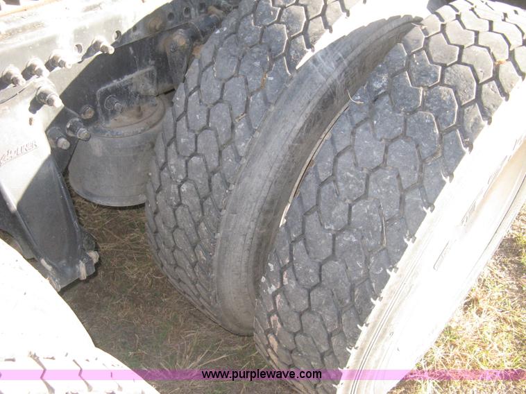 image for item B8257 2000 Freightliner Century Class semi truck