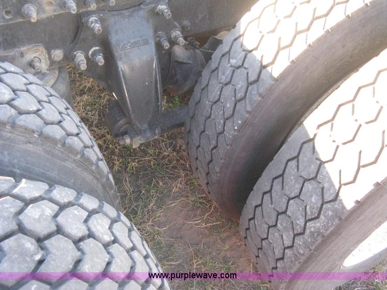 image for item B8257 2000 Freightliner Century Class semi truck